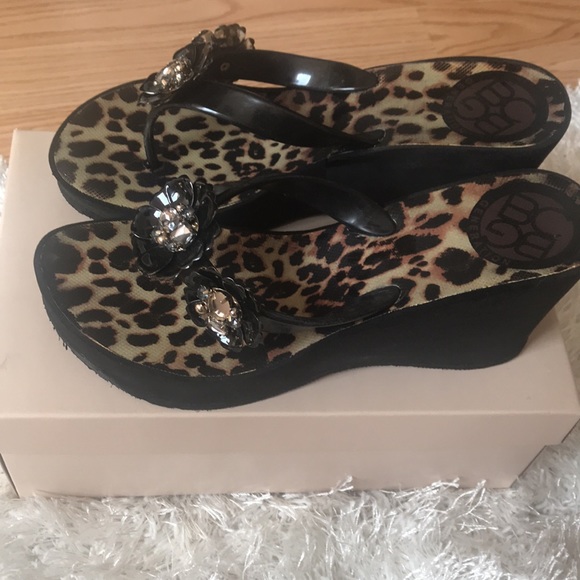 BCBG Black/leopard print sandals. Patent leather with flower detail. Size 8M. - Picture 2 of 6